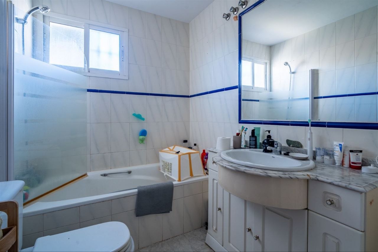 Espectacular Villa de 500m² con Piscina en Benalmádena Costa – Gran Potencial: Dividida en 2 Viviendas Independientes