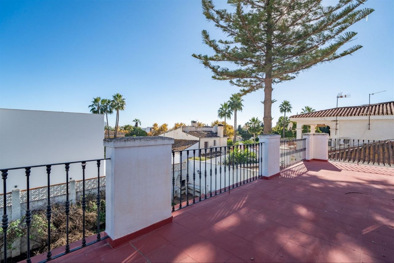 Espectacular Villa de 500m² con Piscina en Benalmádena Costa – Gran Potencial: Dividida en 2 Viviendas Independientes