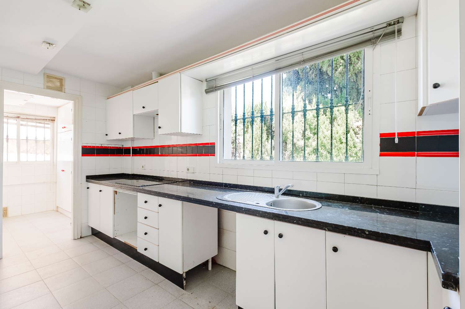 Espectacular Villa de 500m² con Piscina en Benalmádena Costa – Gran Potencial: Dividida en 2 Viviendas Independientes