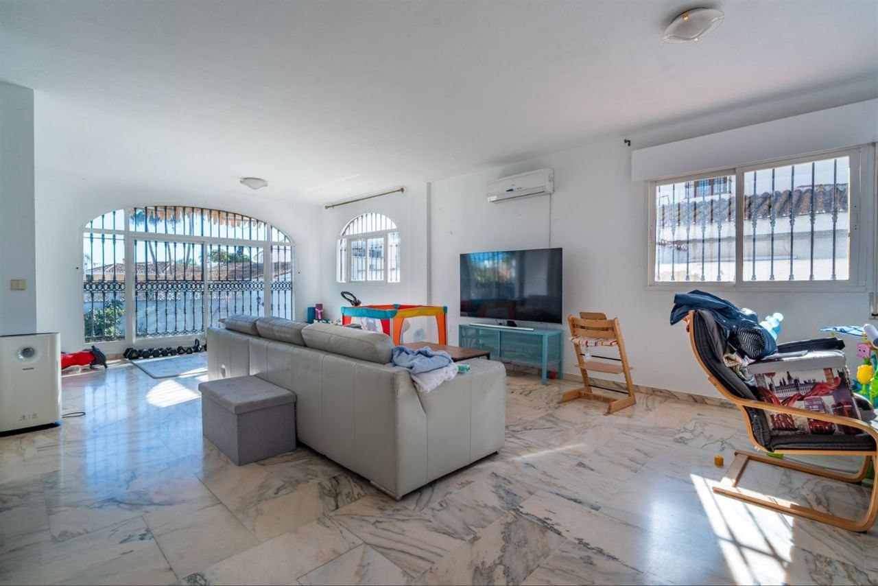 Espectacular Villa de 500m² con Piscina en Benalmádena Costa – Gran Potencial: Dividida en 2 Viviendas Independientes