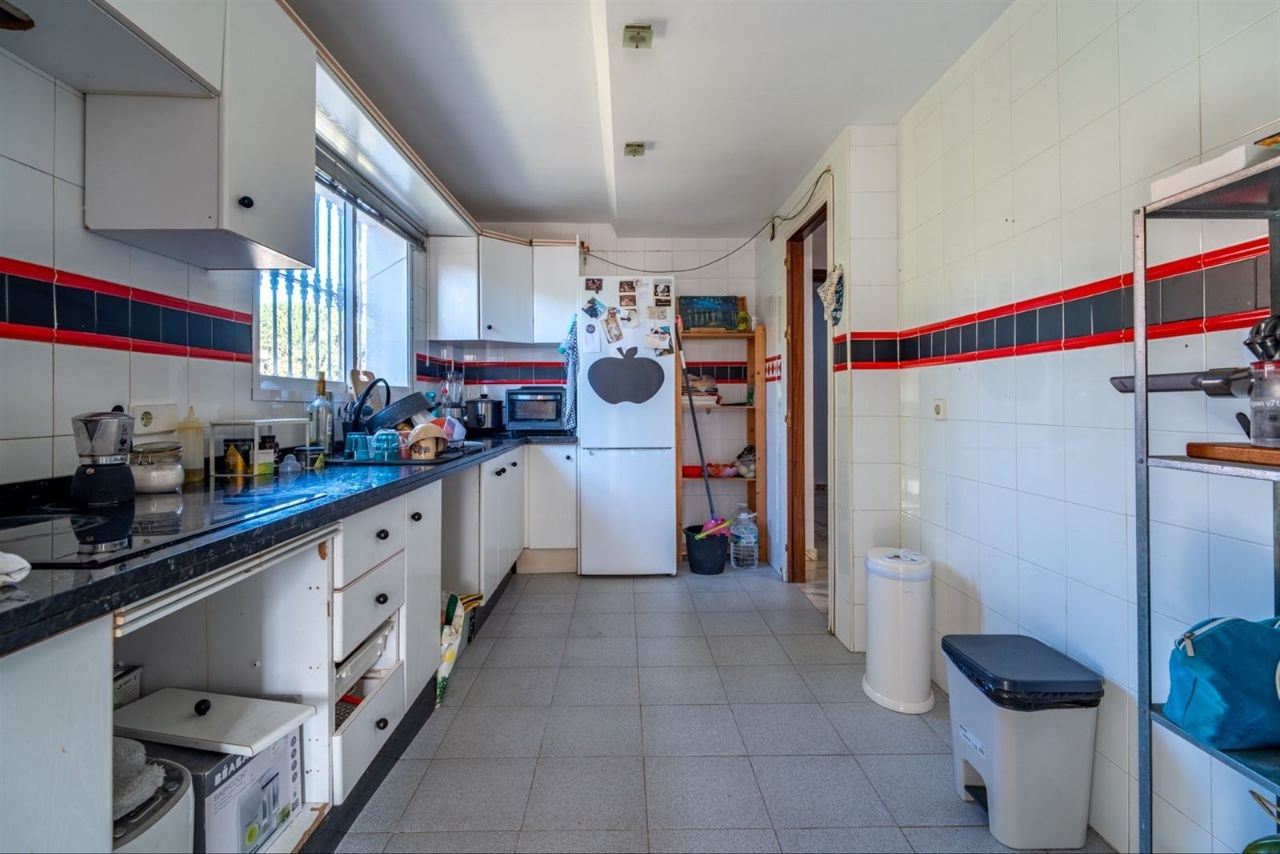 Espectacular Villa de 500m² con Piscina en Benalmádena Costa – Gran Potencial: Dividida en 2 Viviendas Independientes