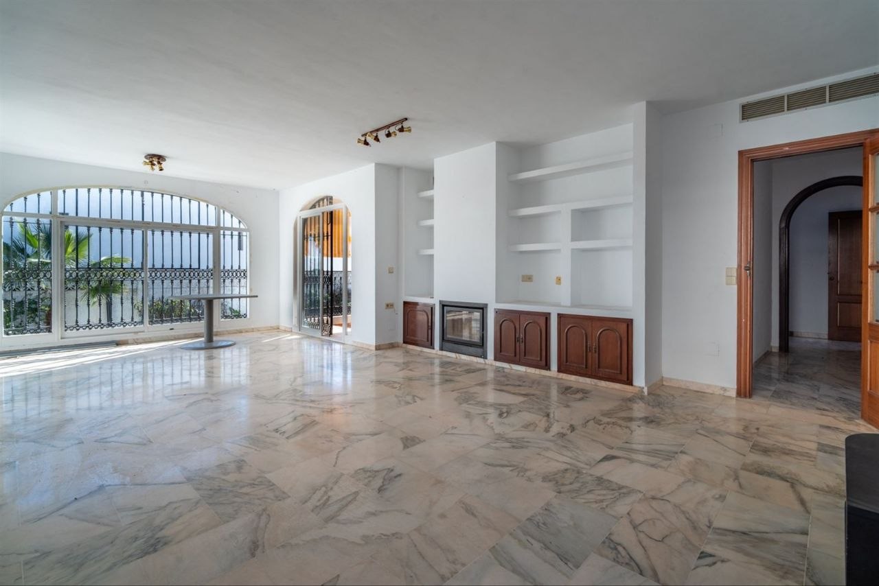 Espectacular Villa de 500m² con Piscina en Benalmádena Costa – Gran Potencial: Dividida en 2 Viviendas Independientes
