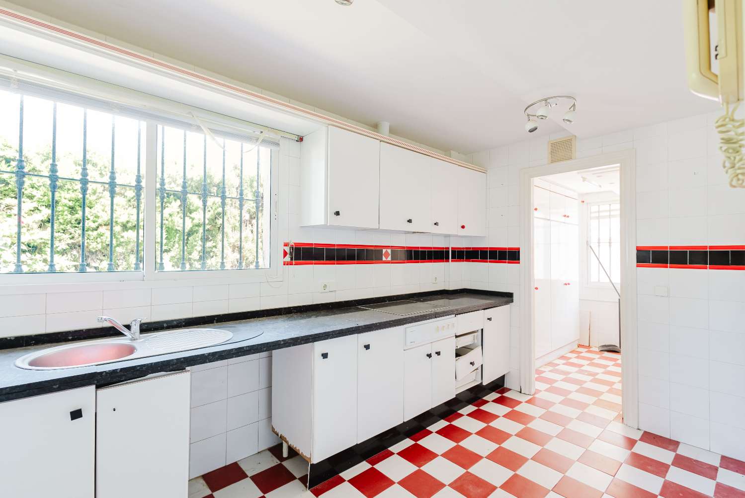 Espectacular Villa de 500m² con Piscina en Benalmádena Costa – Gran Potencial: Dividida en 2 Viviendas Independientes