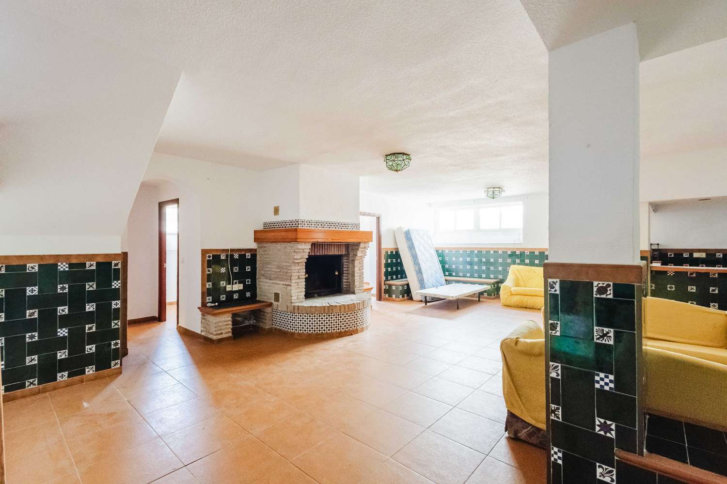Espectacular Villa de 500m² con Piscina en Benalmádena Costa – Gran Potencial: Dividida en 2 Viviendas Independientes