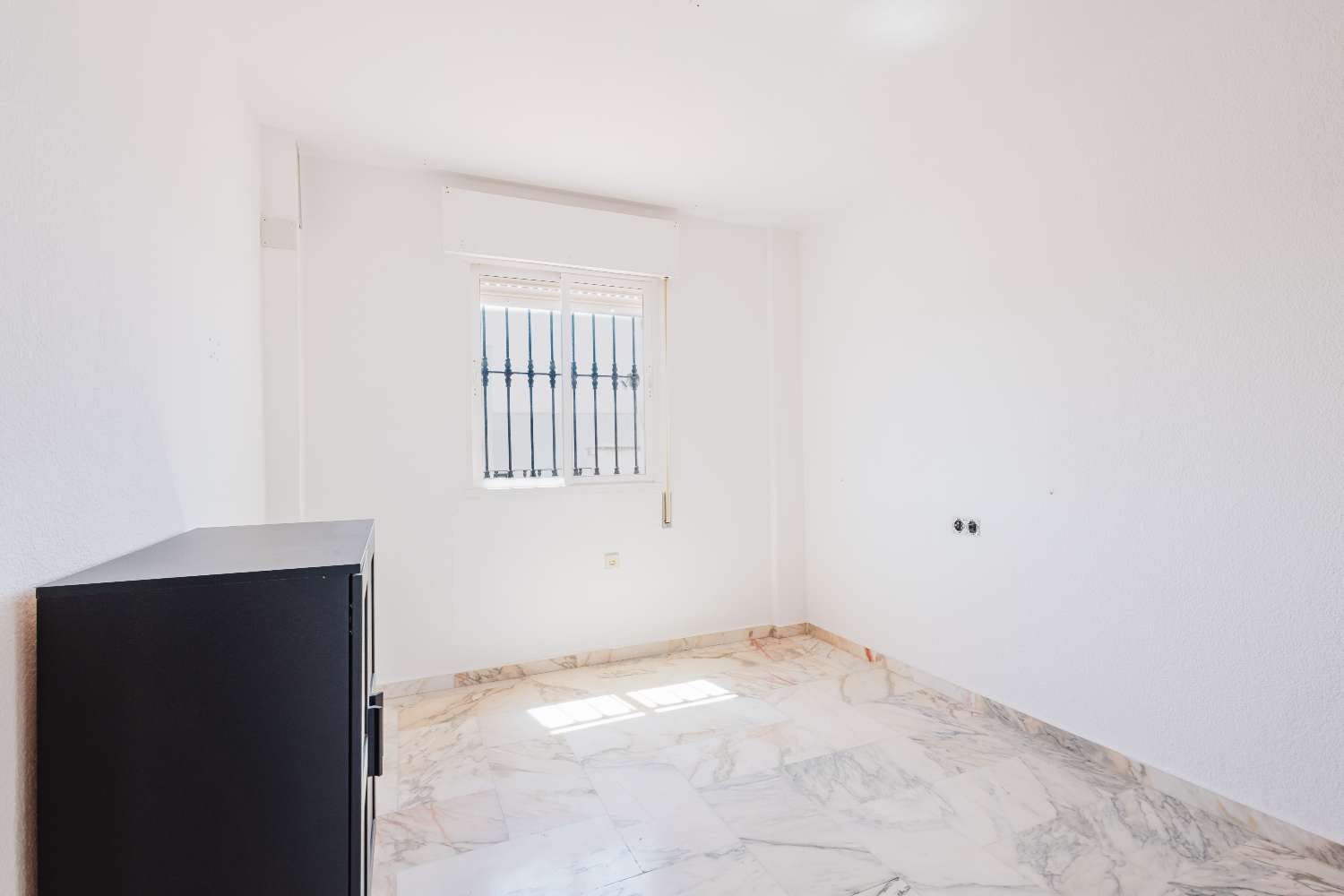 Espectacular Villa de 500m² con Piscina en Benalmádena Costa – Gran Potencial: Dividida en 2 Viviendas Independientes