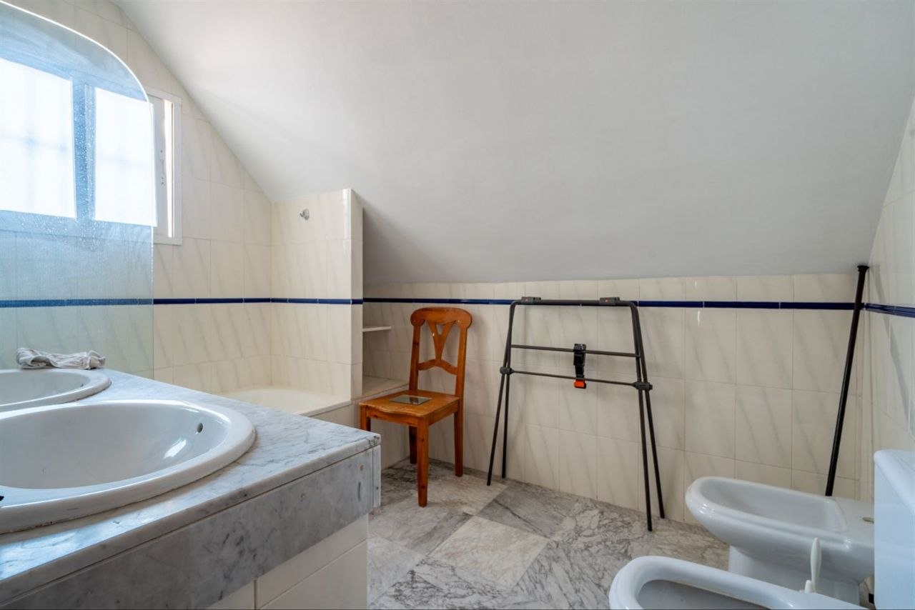 Espectacular Villa de 500m² con Piscina en Benalmádena Costa – Gran Potencial: Dividida en 2 Viviendas Independientes