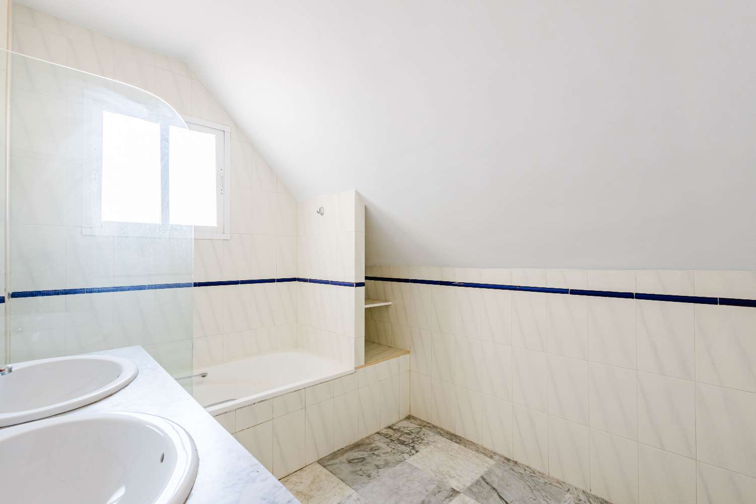 Espectacular Villa de 500m² con Piscina en Benalmádena Costa – Gran Potencial: Dividida en 2 Viviendas Independientes