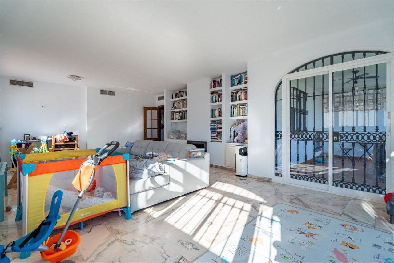 Espectacular Villa de 500m² con Piscina en Benalmádena Costa – Gran Potencial: Dividida en 2 Viviendas Independientes