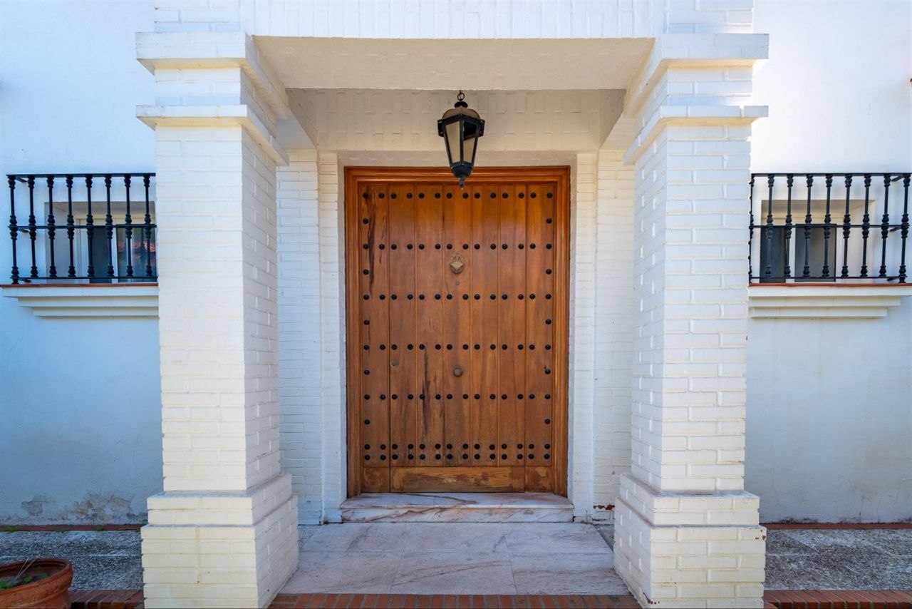 Espectacular Villa de 500m² con Piscina en Benalmádena Costa – Gran Potencial: Dividida en 2 Viviendas Independientes