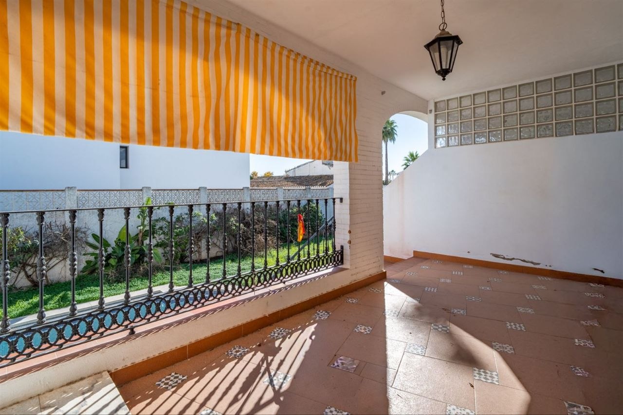 Espectacular Villa de 500m² con Piscina en Benalmádena Costa – Gran Potencial: Dividida en 2 Viviendas Independientes