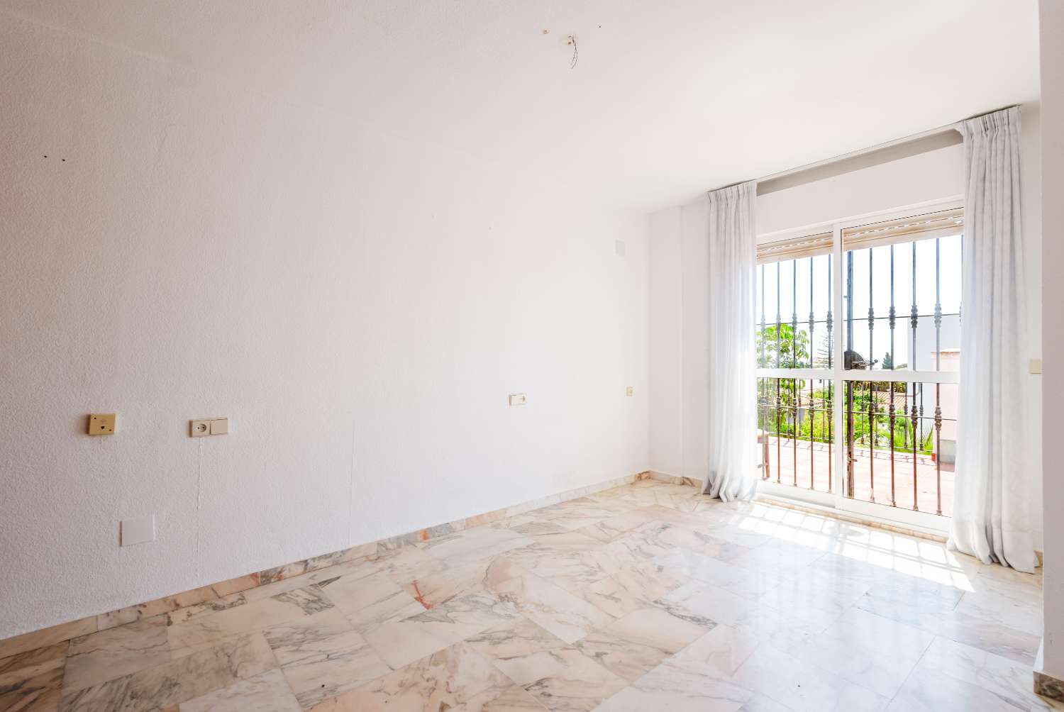 Espectacular Villa de 500m² con Piscina en Benalmádena Costa – Gran Potencial: Dividida en 2 Viviendas Independientes