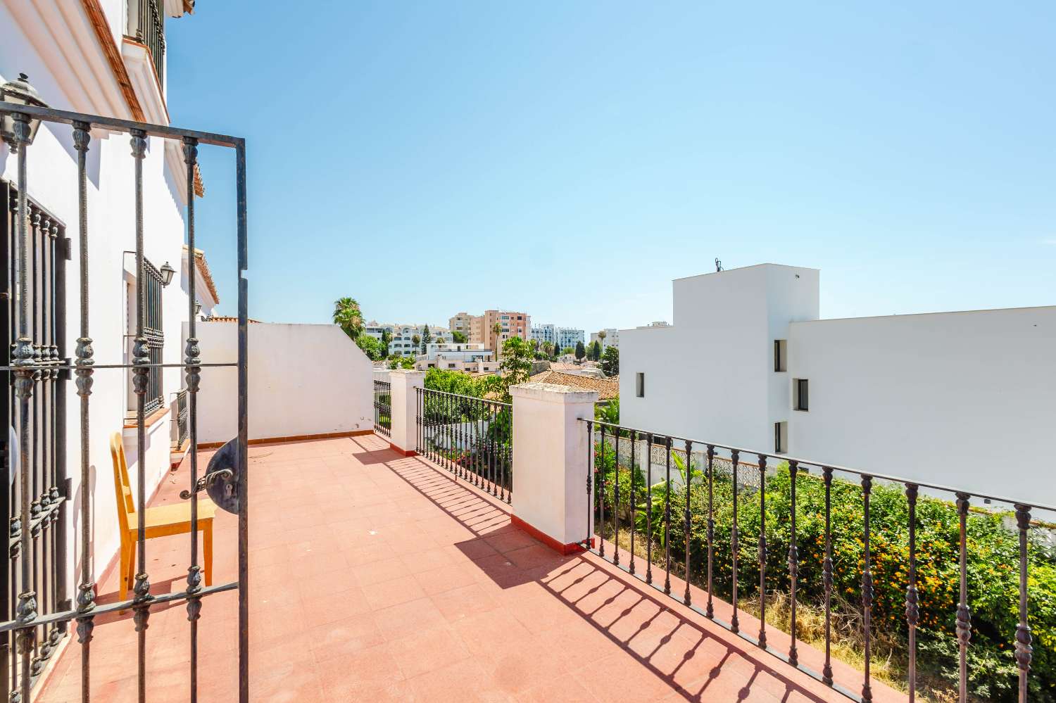 Espectacular Villa de 500m² con Piscina en Benalmádena Costa – Gran Potencial: Dividida en 2 Viviendas Independientes