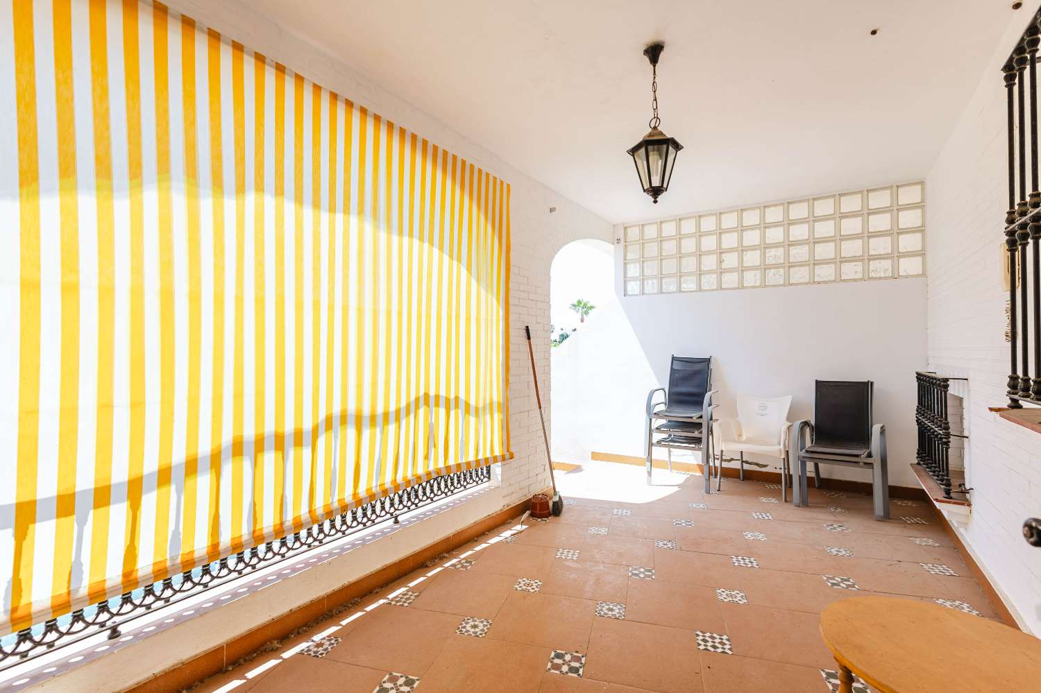 Espectacular Villa de 500m² con Piscina en Benalmádena Costa – Gran Potencial: Dividida en 2 Viviendas Independientes