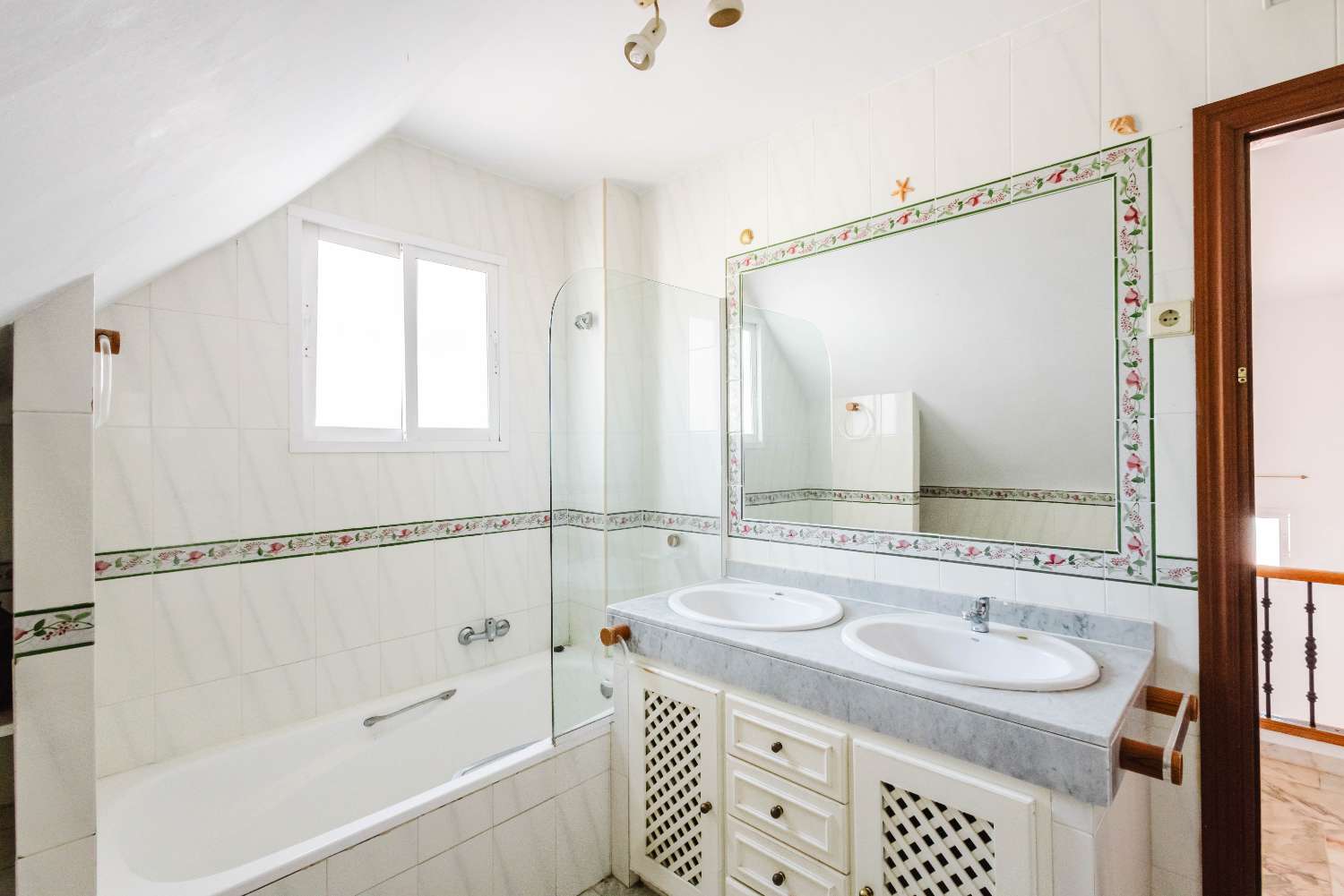 Espectacular Villa de 500m² con Piscina en Benalmádena Costa – Gran Potencial: Dividida en 2 Viviendas Independientes