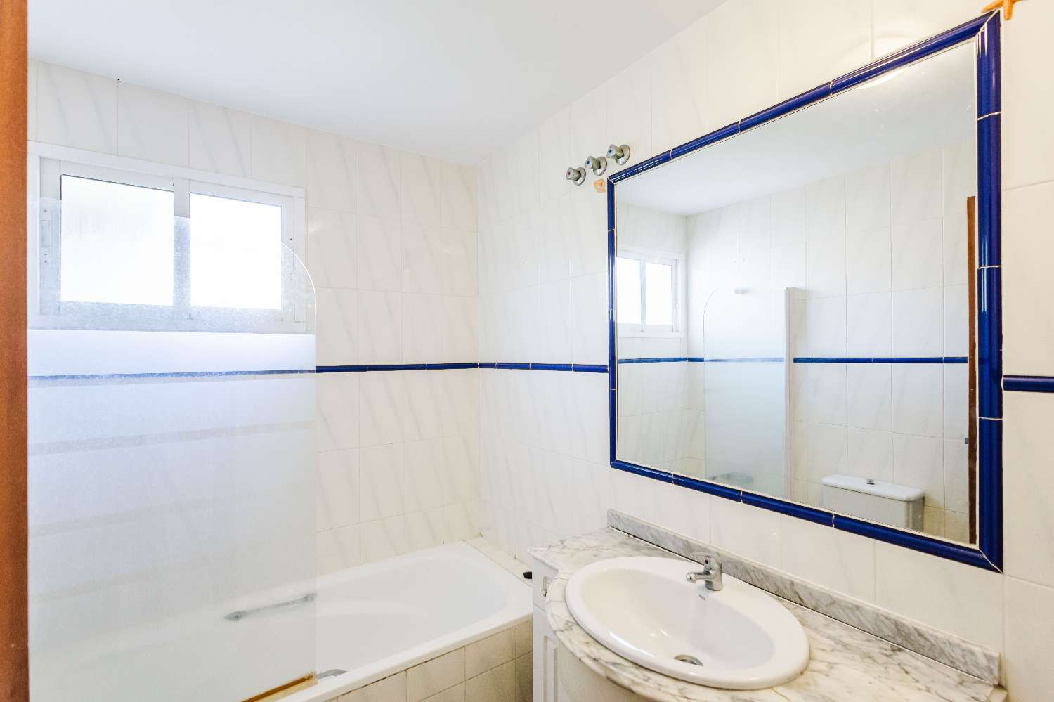 Espectacular Villa de 500m² con Piscina en Benalmádena Costa – Gran Potencial: Dividida en 2 Viviendas Independientes