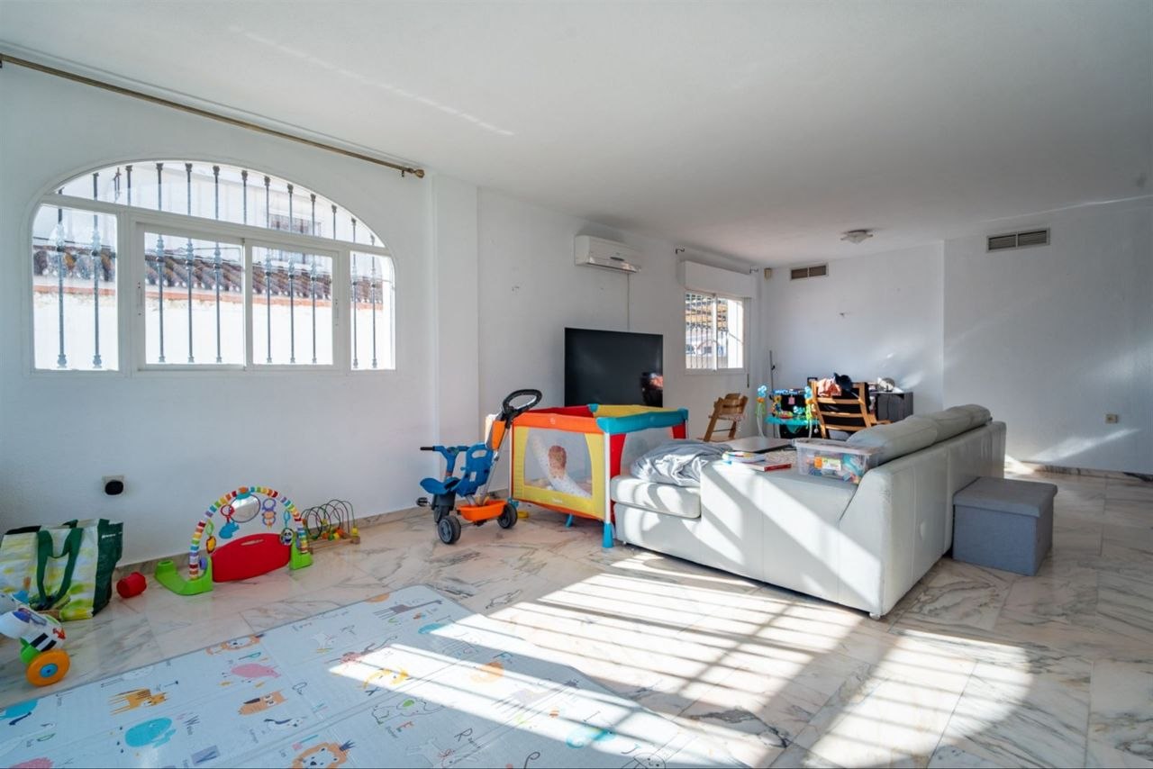 Espectacular Villa de 500m² con Piscina en Benalmádena Costa – Gran Potencial: Dividida en 2 Viviendas Independientes