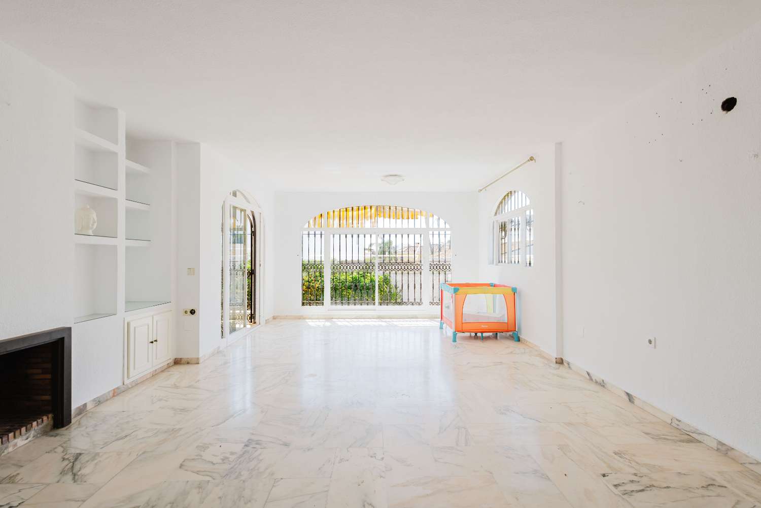 Espectacular Villa de 500m² con Piscina en Benalmádena Costa – Gran Potencial: Dividida en 2 Viviendas Independientes