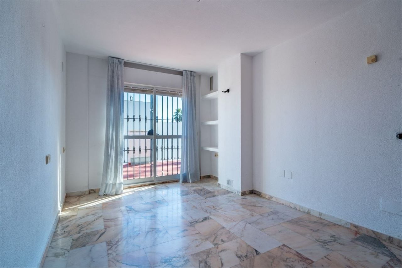 Espectacular Villa de 500m² con Piscina en Benalmádena Costa – Gran Potencial: Dividida en 2 Viviendas Independientes