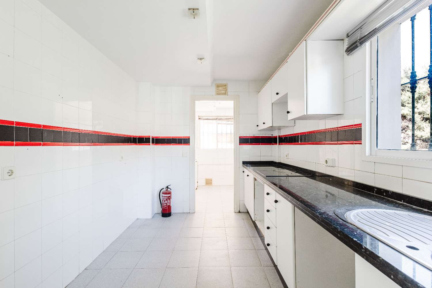 Espectacular Villa de 500m² con Piscina en Benalmádena Costa – Gran Potencial: Dividida en 2 Viviendas Independientes