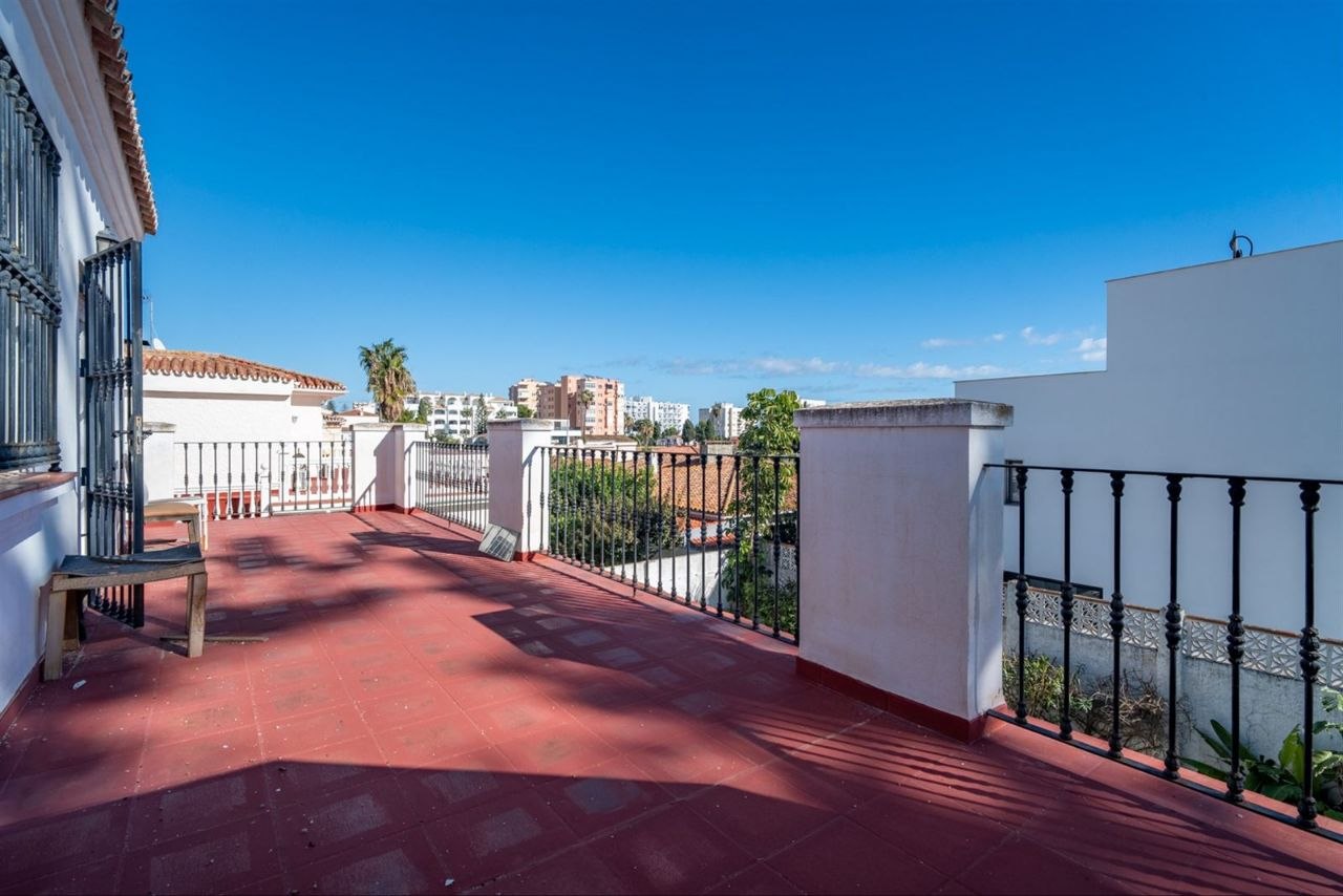 Espectacular Villa de 500m² con Piscina en Benalmádena Costa – Gran Potencial: Dividida en 2 Viviendas Independientes