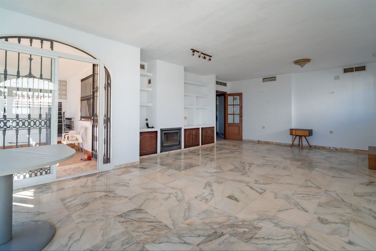 Espectacular Villa de 500m² con Piscina en Benalmádena Costa – Gran Potencial: Dividida en 2 Viviendas Independientes
