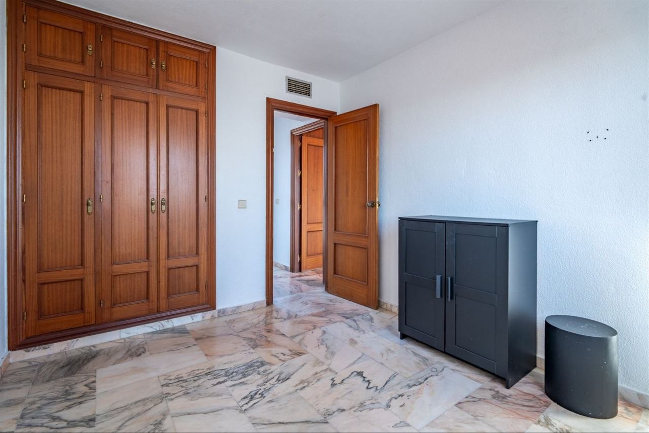 Espectacular Villa de 500m² con Piscina en Benalmádena Costa – Gran Potencial: Dividida en 2 Viviendas Independientes