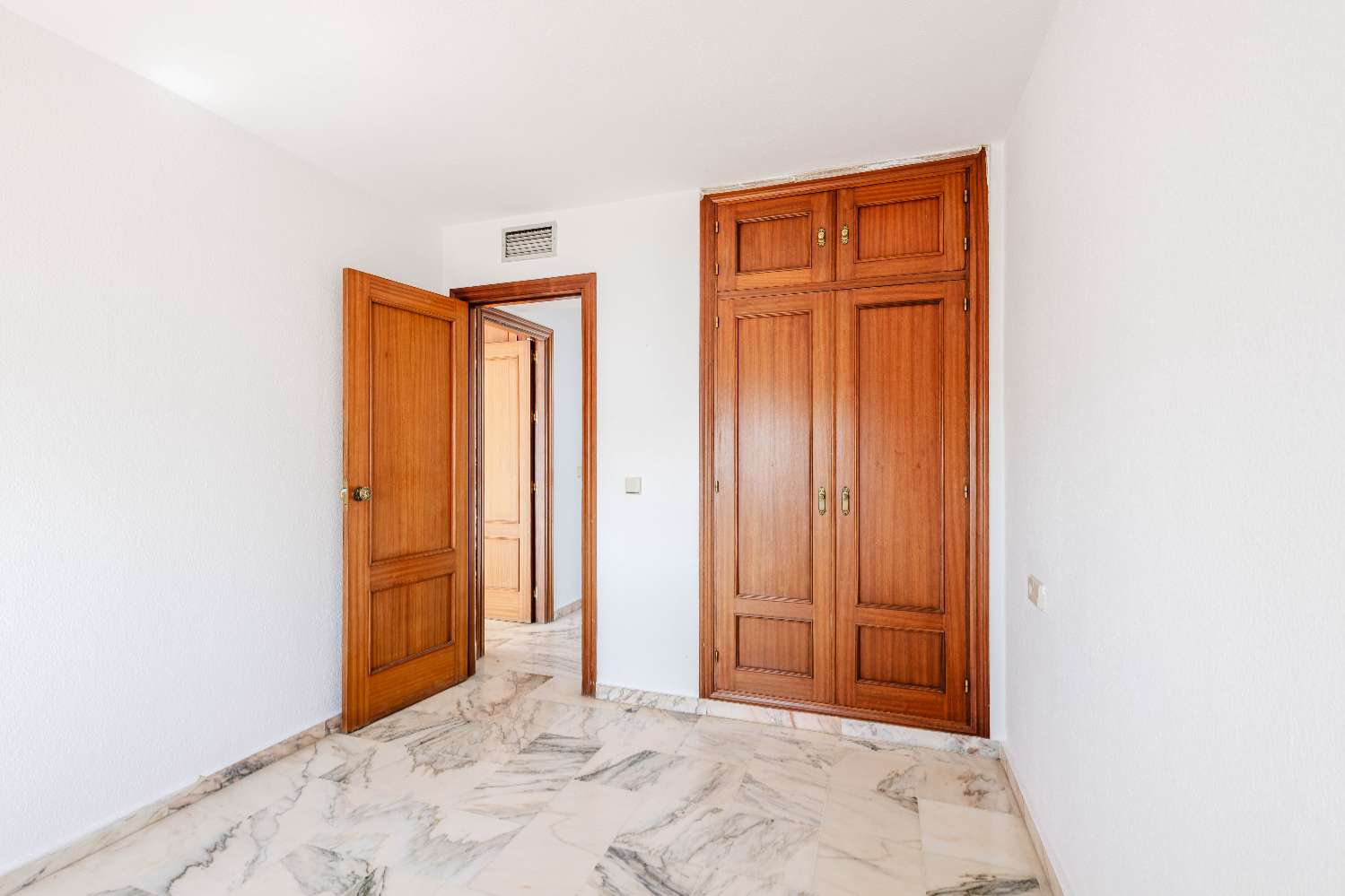 Espectacular Villa de 500m² con Piscina en Benalmádena Costa – Gran Potencial: Dividida en 2 Viviendas Independientes