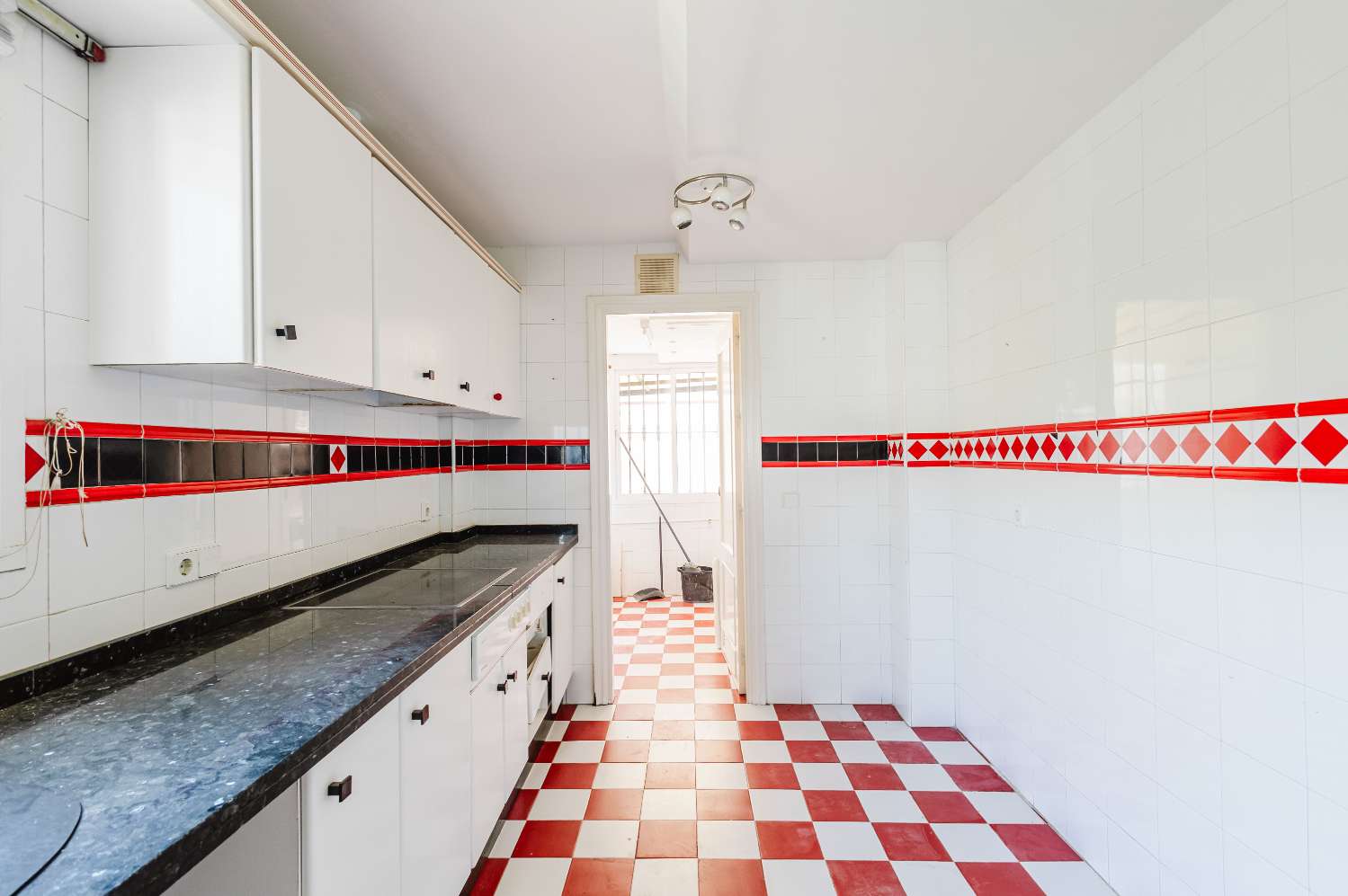 Espectacular Villa de 500m² con Piscina en Benalmádena Costa – Gran Potencial: Dividida en 2 Viviendas Independientes
