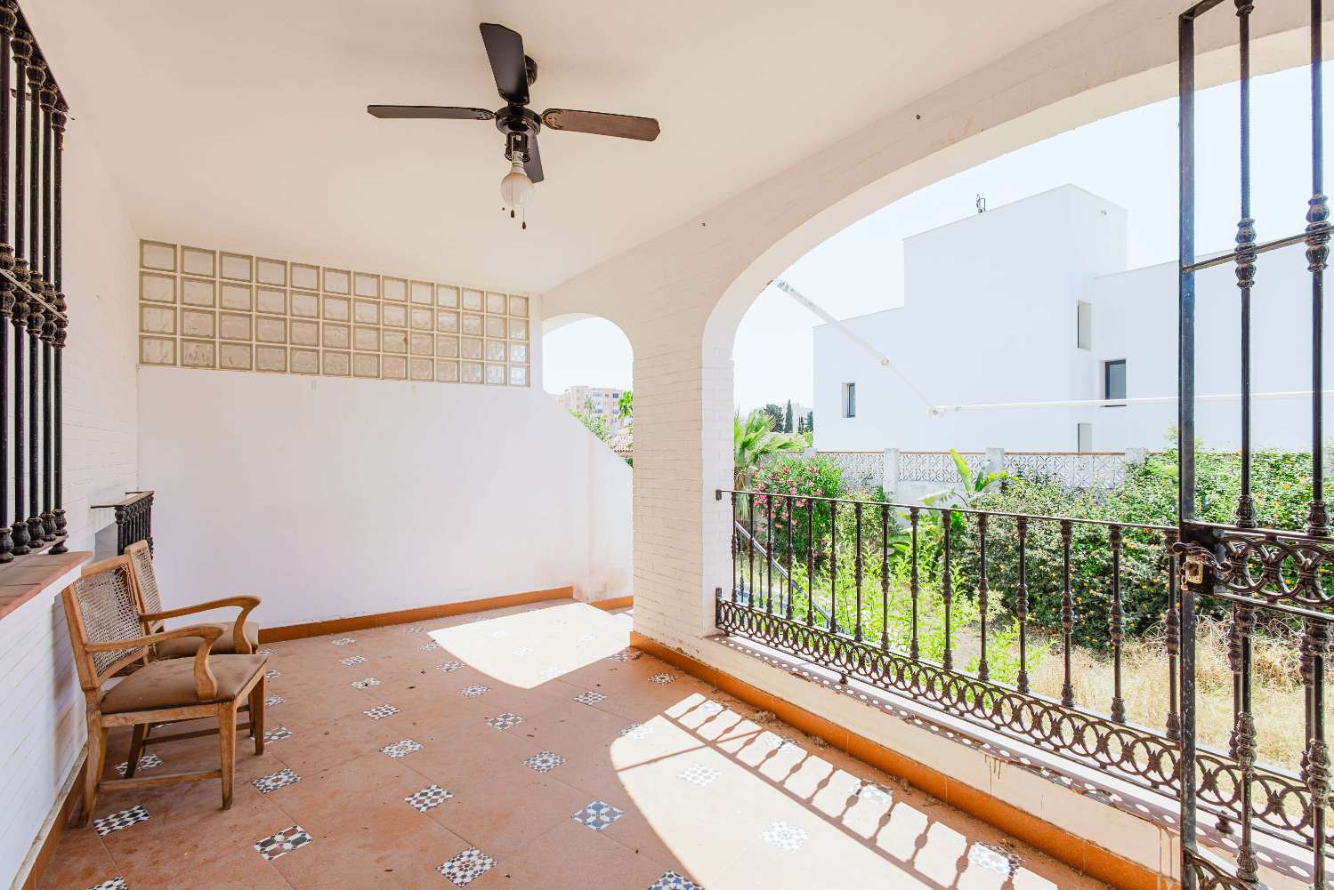 Espectacular Villa de 500m² con Piscina en Benalmádena Costa – Gran Potencial: Dividida en 2 Viviendas Independientes