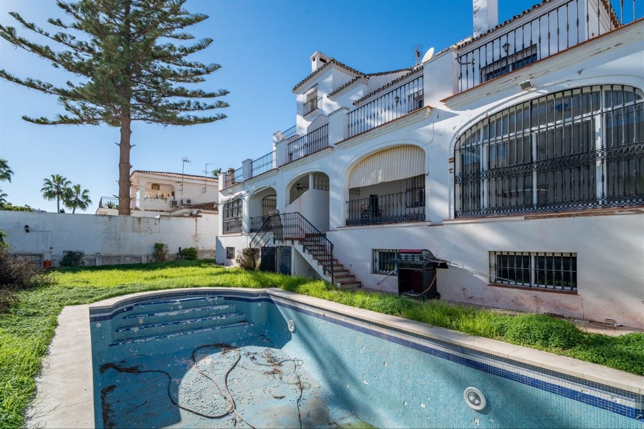 Espectacular Villa de 500m² con Piscina en Benalmádena Costa – Gran Potencial: Dividida en 2 Viviendas Independientes