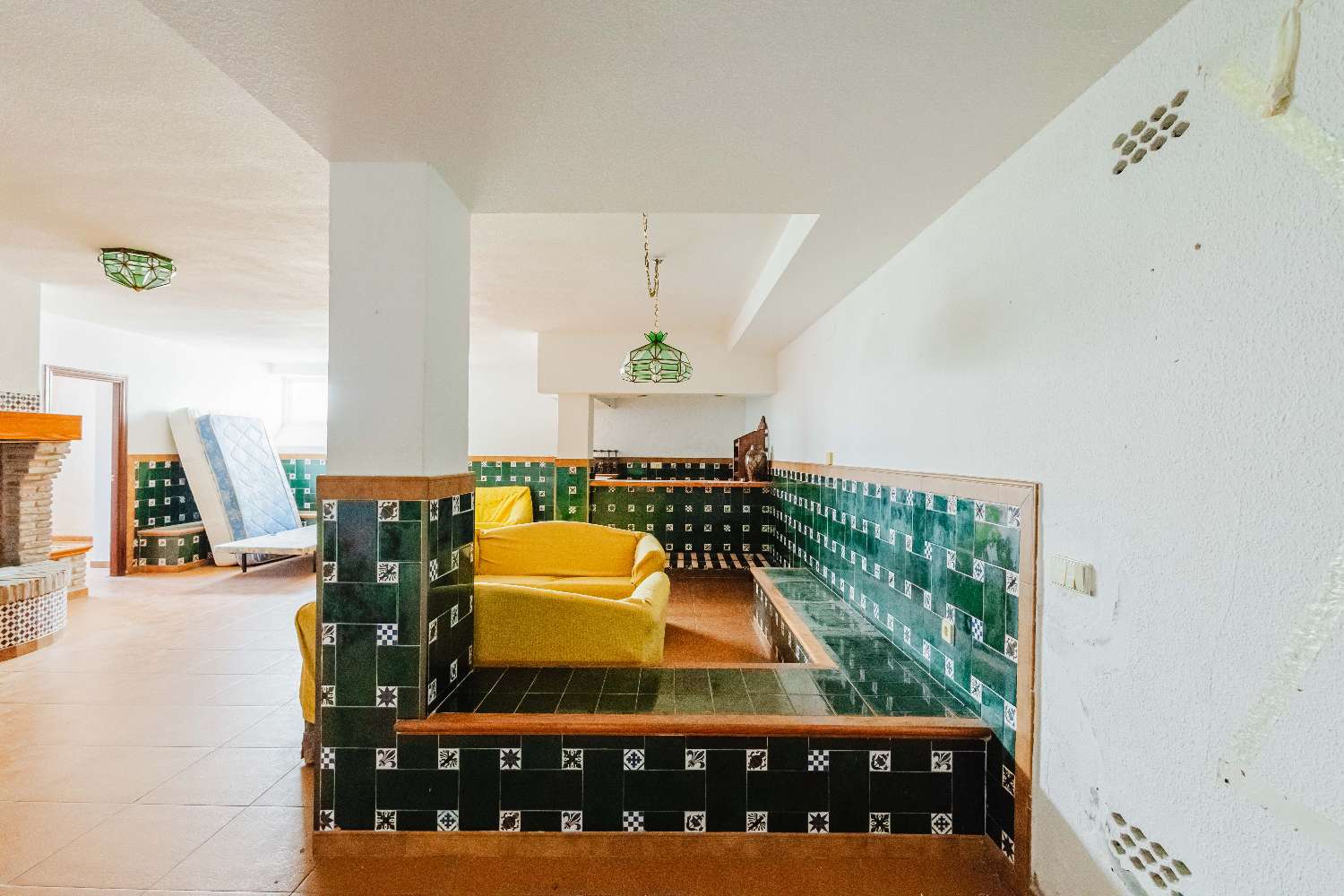 Espectacular Villa de 500m² con Piscina en Benalmádena Costa – Gran Potencial: Dividida en 2 Viviendas Independientes