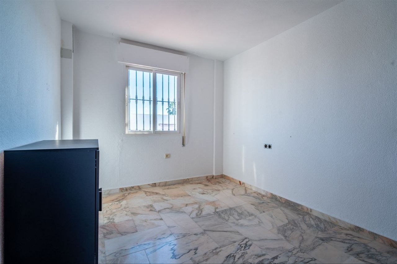 Espectacular Villa de 500m² con Piscina en Benalmádena Costa – Gran Potencial: Dividida en 2 Viviendas Independientes