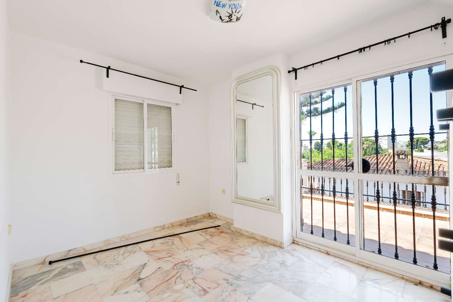 Espectacular Villa de 500m² con Piscina en Benalmádena Costa – Gran Potencial: Dividida en 2 Viviendas Independientes
