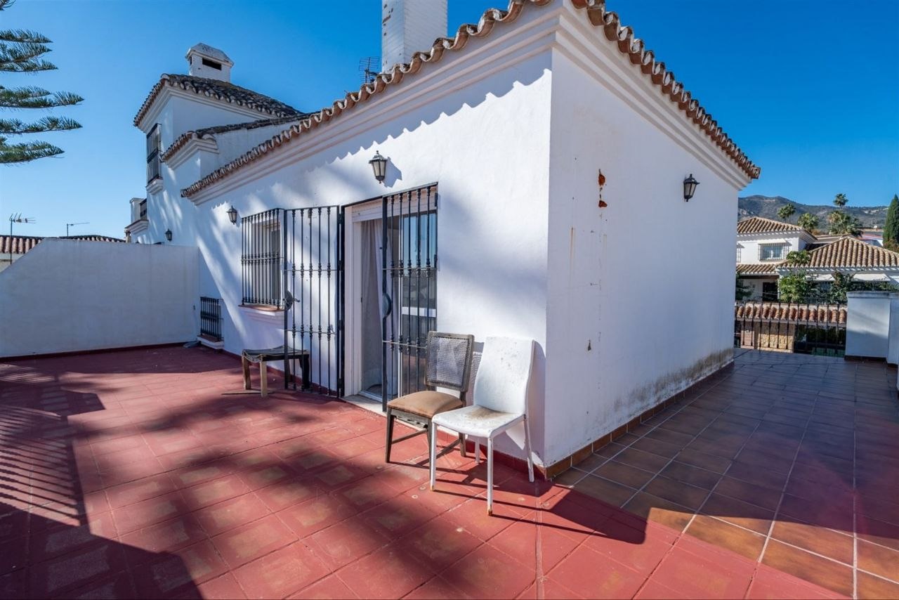 Espectacular Villa de 500m² con Piscina en Benalmádena Costa – Gran Potencial: Dividida en 2 Viviendas Independientes