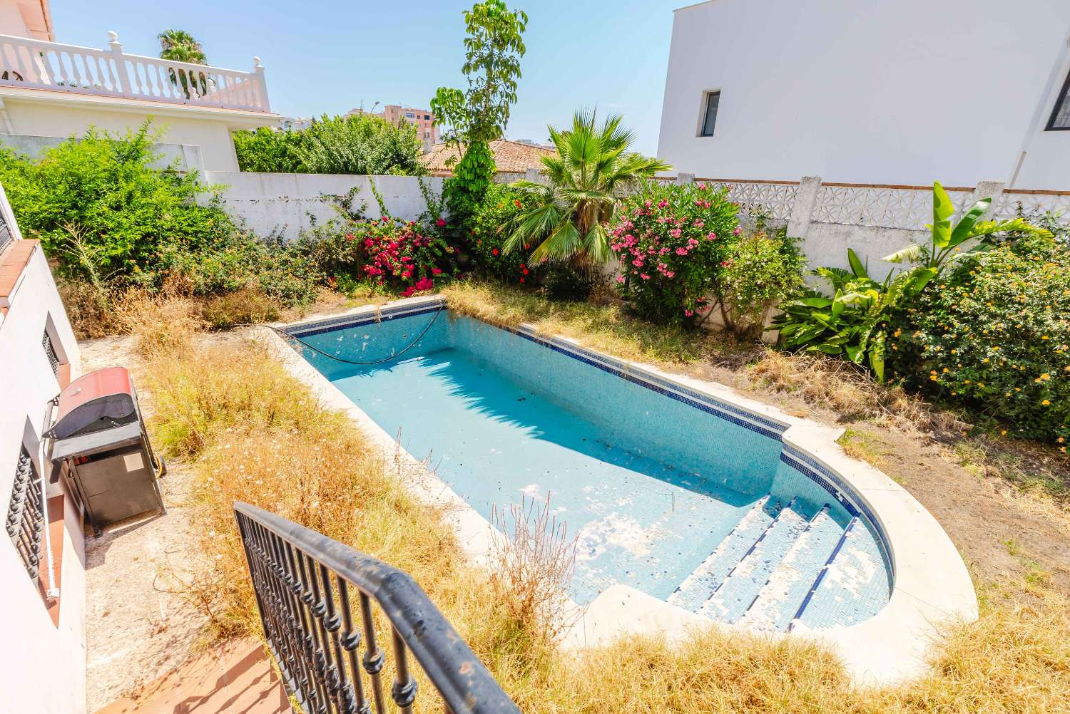 Espectacular Villa de 500m² con Piscina en Benalmádena Costa – Gran Potencial: Dividida en 2 Viviendas Independientes