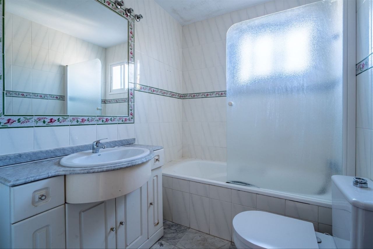 Espectacular Villa de 500m² con Piscina en Benalmádena Costa – Gran Potencial: Dividida en 2 Viviendas Independientes