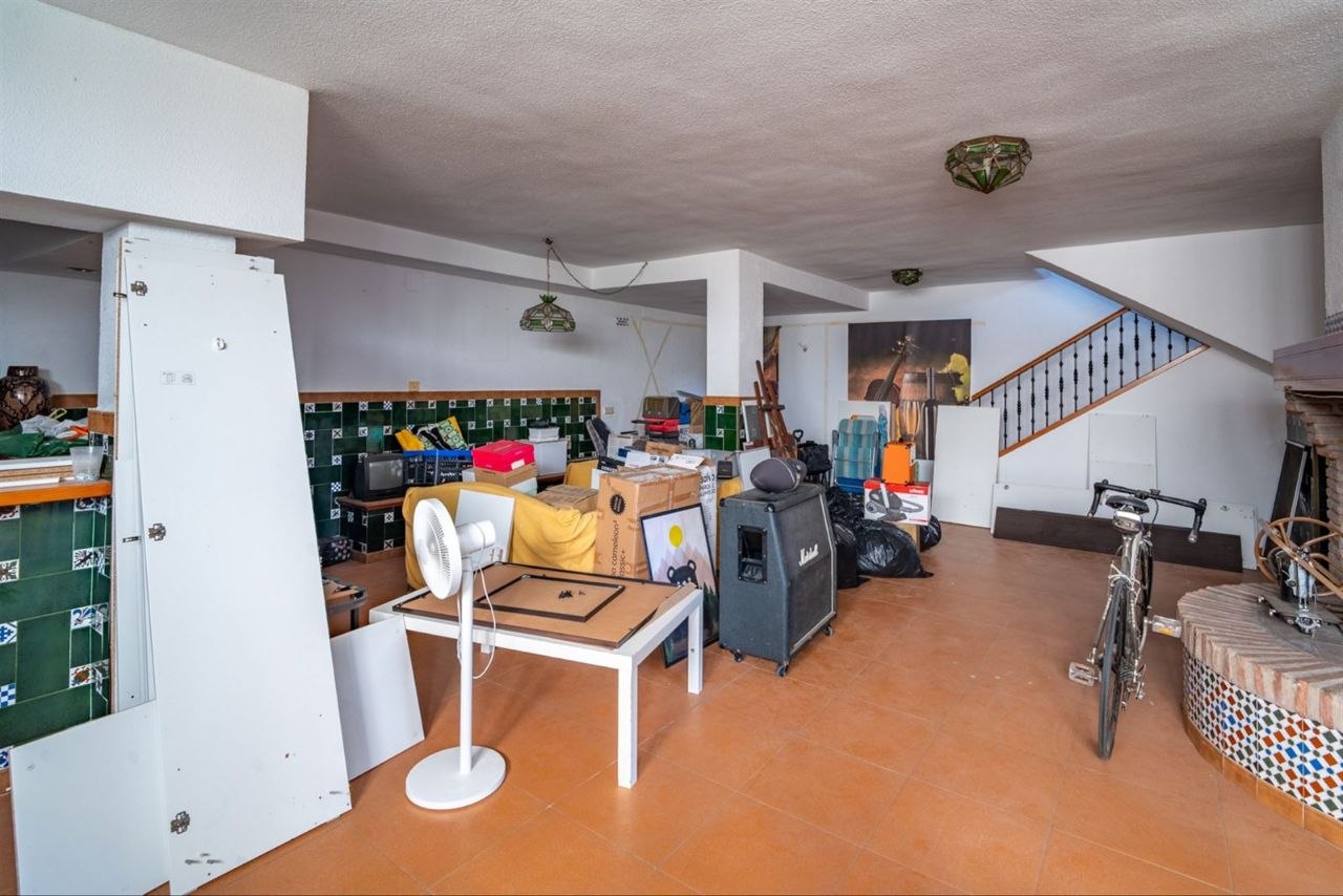 Espectacular Villa de 500m² con Piscina en Benalmádena Costa – Gran Potencial: Dividida en 2 Viviendas Independientes