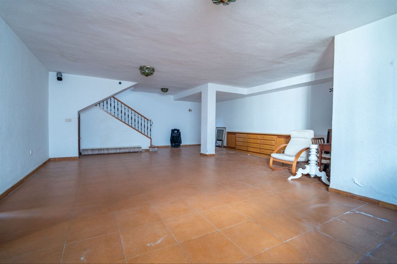 Espectacular Villa de 500m² con Piscina en Benalmádena Costa – Gran Potencial: Dividida en 2 Viviendas Independientes