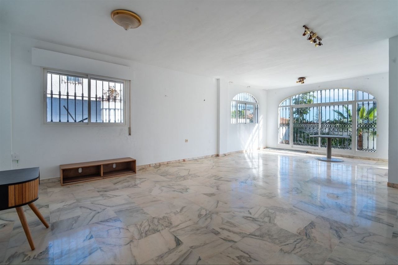 Espectacular Villa de 500m² con Piscina en Benalmádena Costa – Gran Potencial: Dividida en 2 Viviendas Independientes