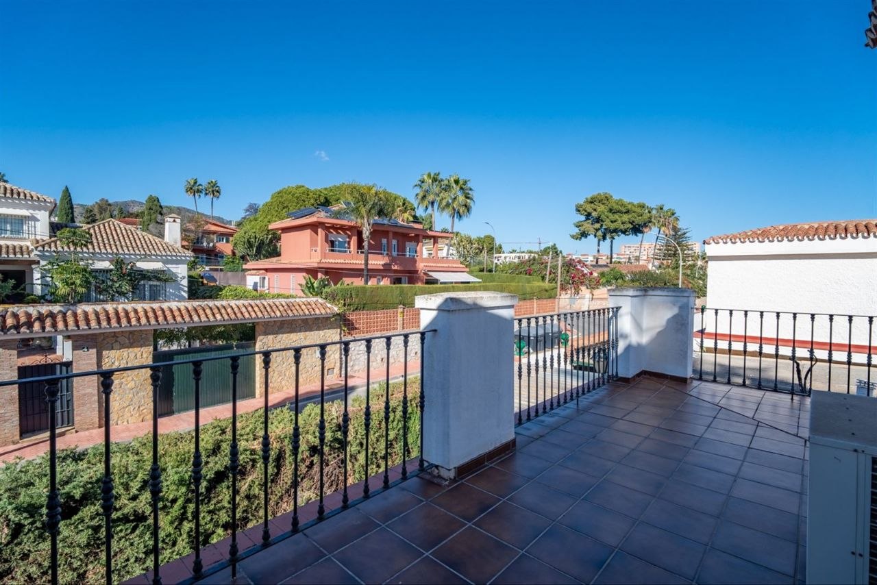 Espectacular Villa de 500m² con Piscina en Benalmádena Costa – Gran Potencial: Dividida en 2 Viviendas Independientes