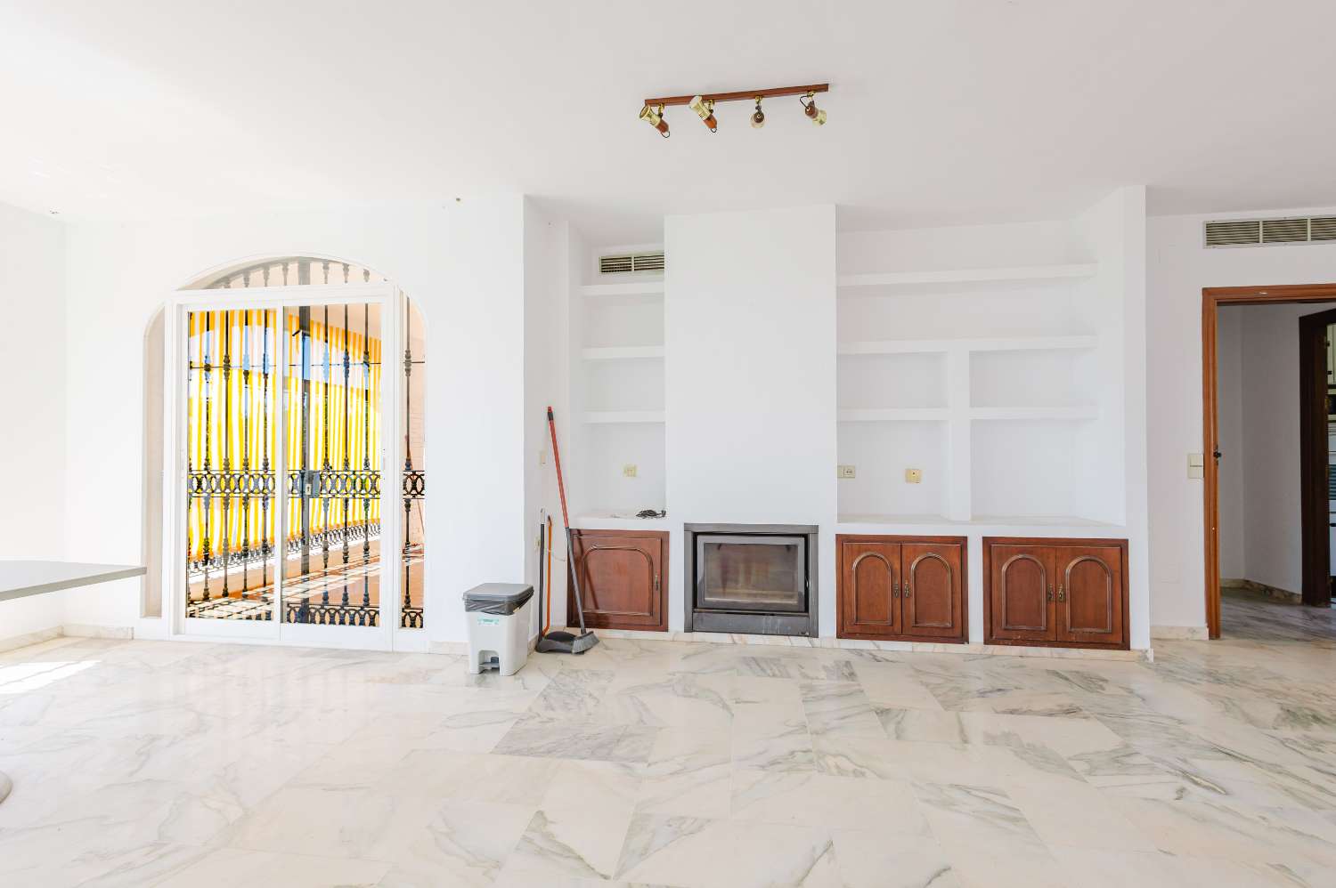 Espectacular Villa de 500m² con Piscina en Benalmádena Costa – Gran Potencial: Dividida en 2 Viviendas Independientes