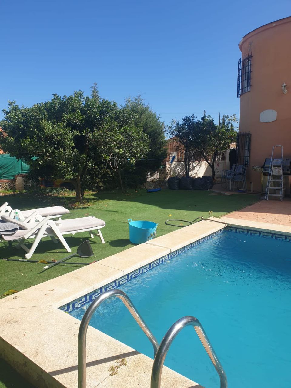 Impresionante Chalet Independiente con Jardín y Piscina en Zona Tranquila