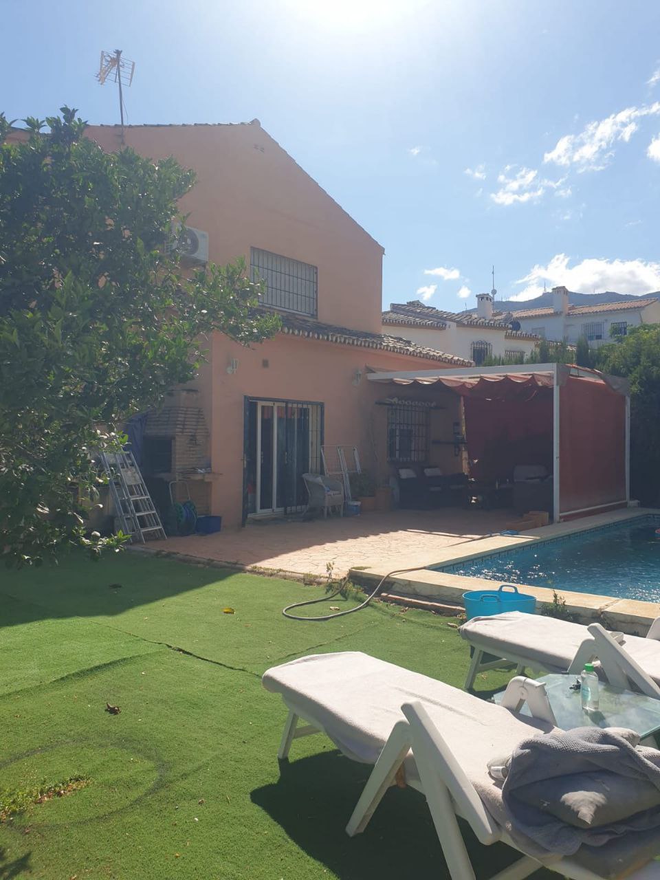 Impresionante Chalet Independiente con Jardín y Piscina en Zona Tranquila