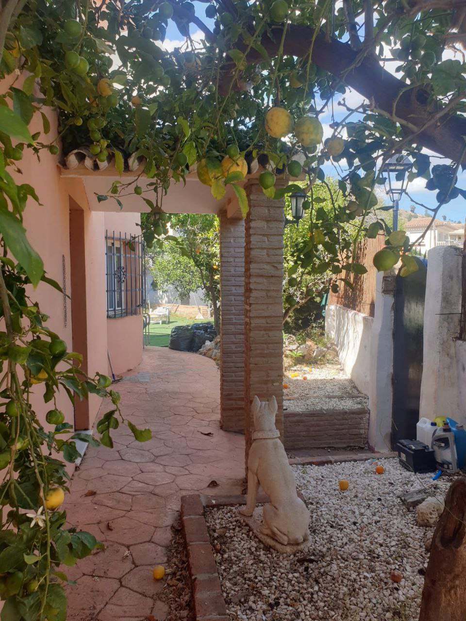 Impresionante Chalet Independiente con Jardín y Piscina en Zona Tranquila