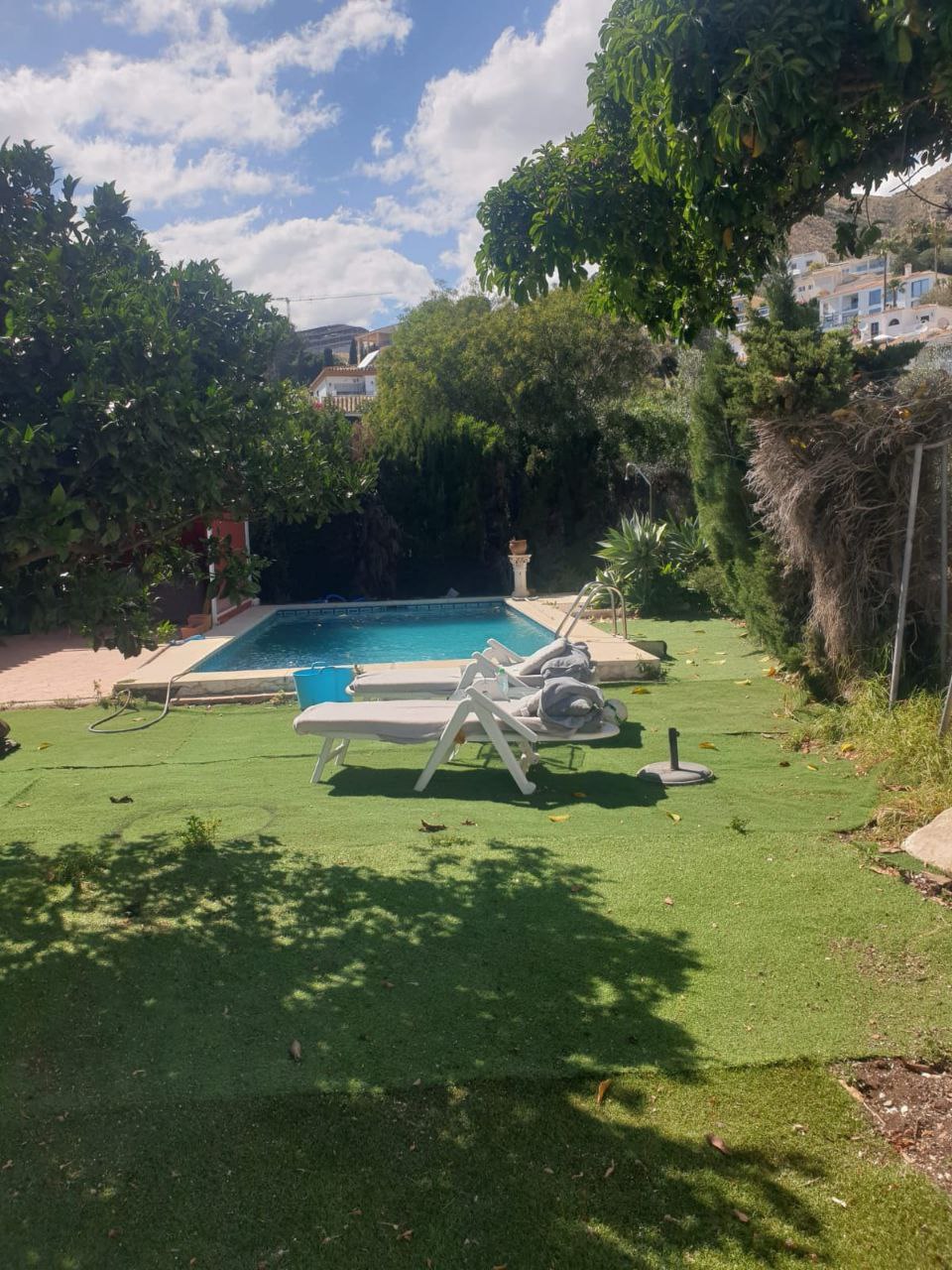 Impresionante Chalet Independiente con Jardín y Piscina en Zona Tranquila