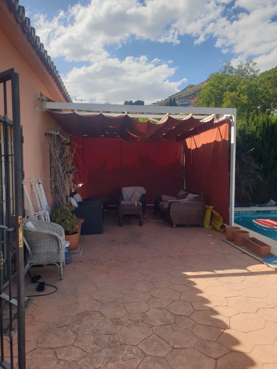 Impresionante Chalet Independiente con Jardín y Piscina en Zona Tranquila