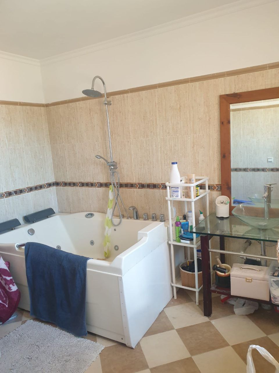 Impresionante Chalet Independiente con Jardín y Piscina en Zona Tranquila