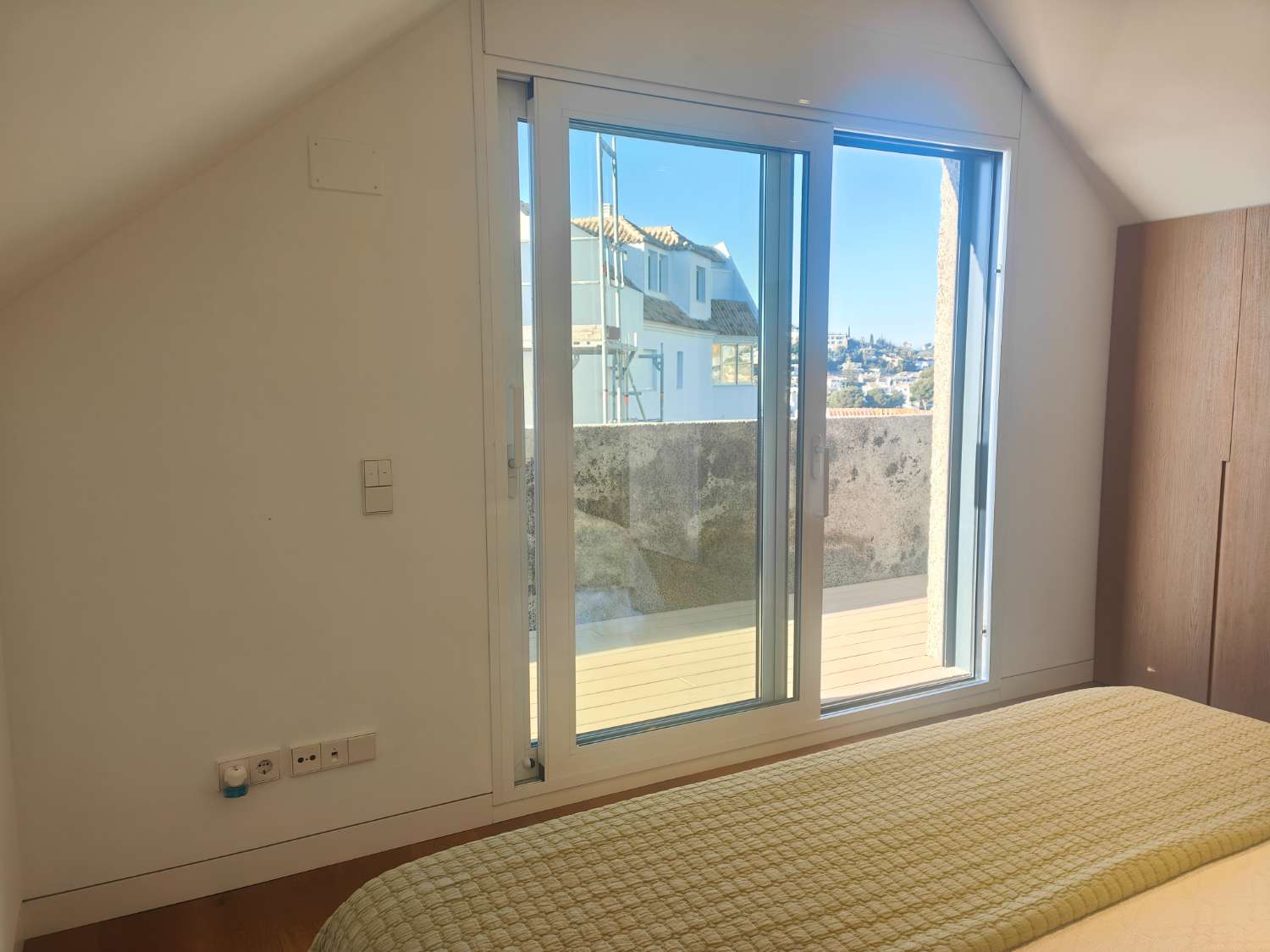 Ático Independiente de Lujo en Benalmádena Costa: Espacio, Luz y Privacidad