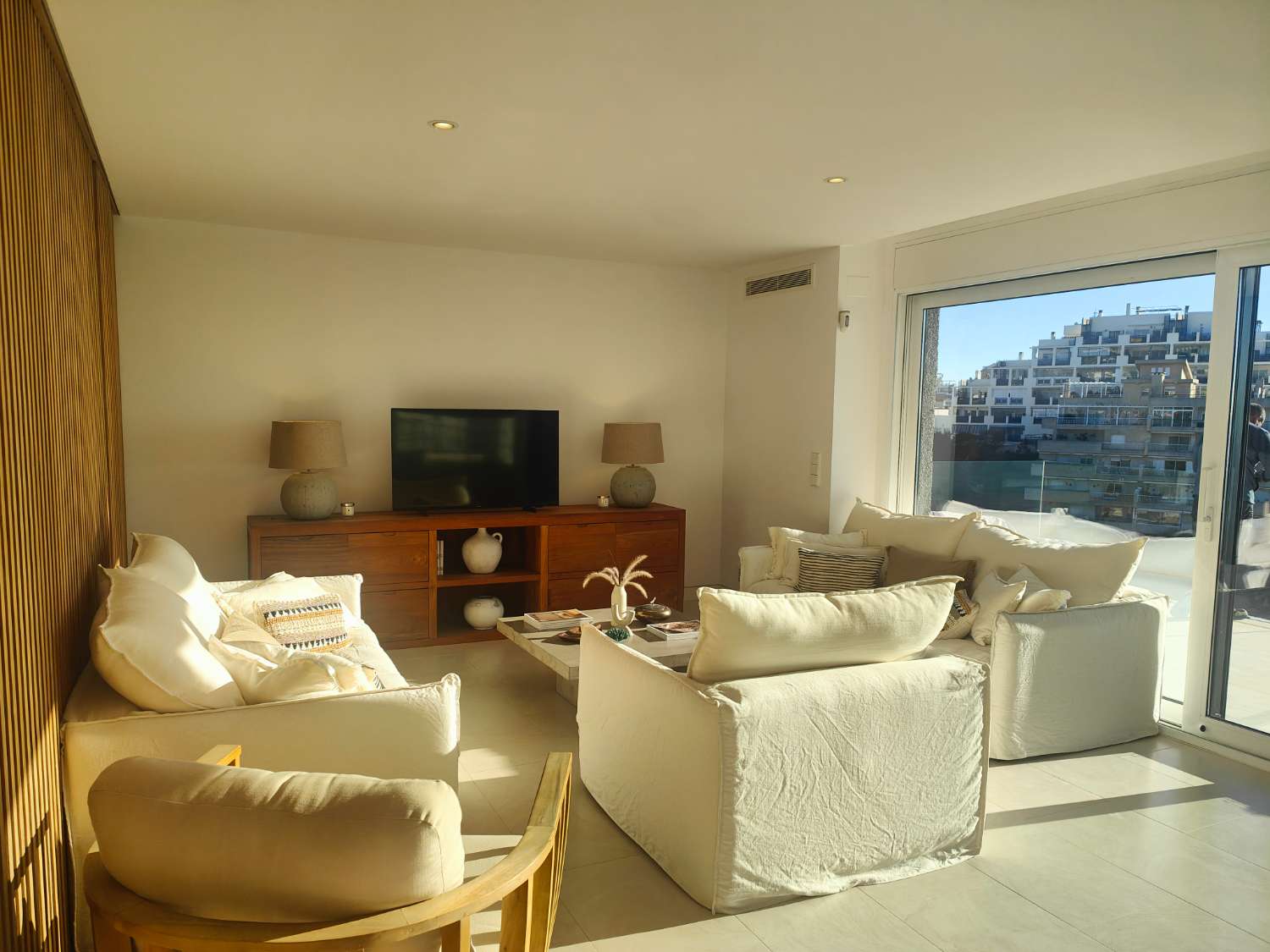 Ático Independiente de Lujo en Benalmádena Costa: Espacio, Luz y Privacidad