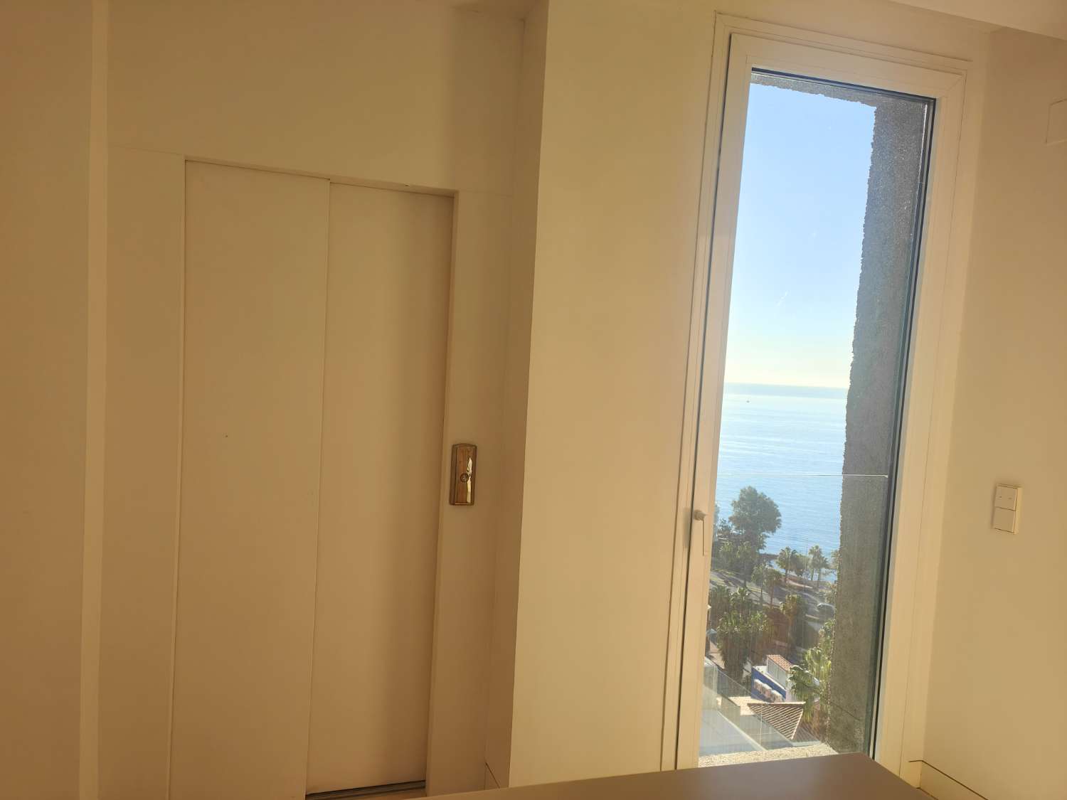 Ático Independiente de Lujo en Benalmádena Costa: Espacio, Luz y Privacidad